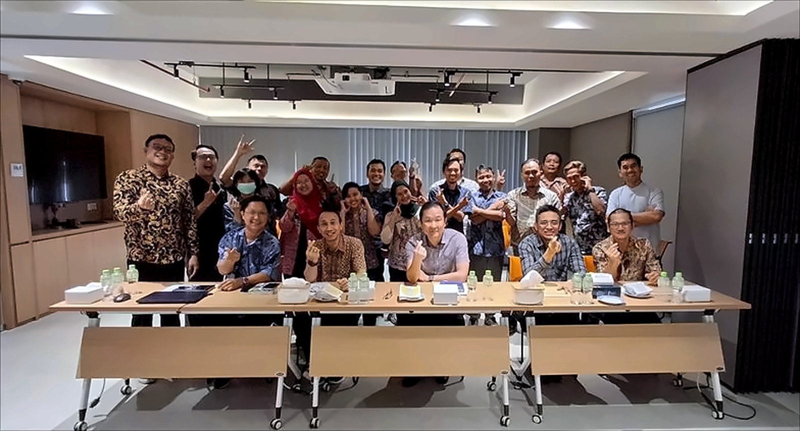Foto bersama peserta sesi