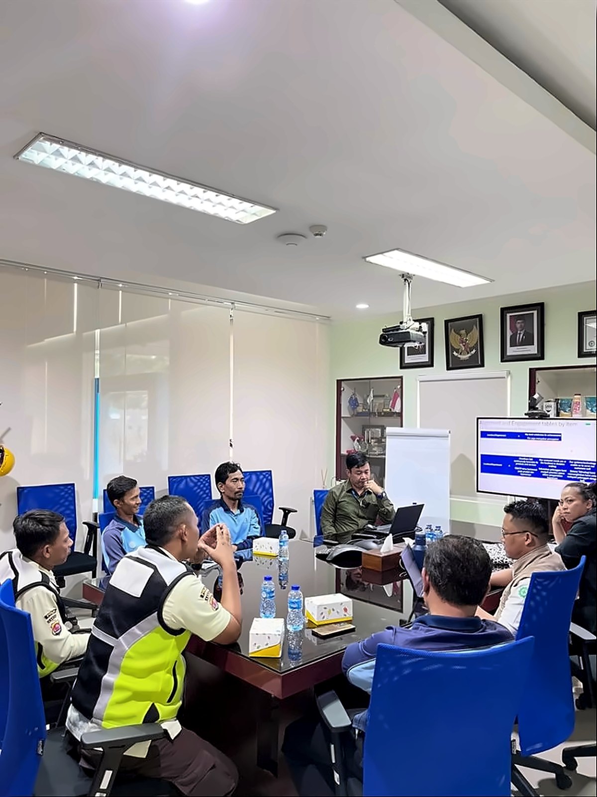 Diskusi bersama tim lapangan klien