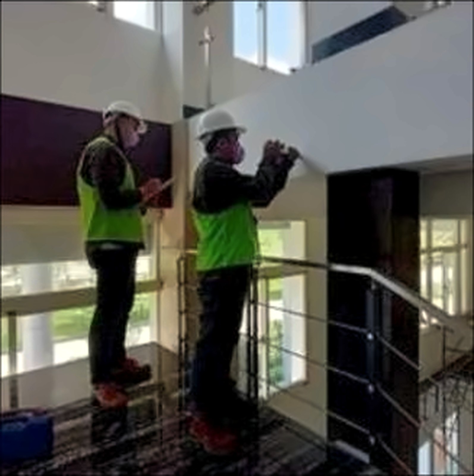 Pengecekan di dalam gedung
